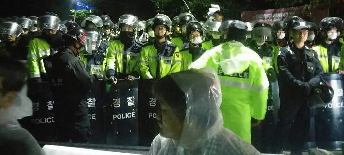 Νότια Κορέα: Διαδηλωτές συγκρούστηκαν με ισχυρές αστυνομικές δυνάμεις κατά των THAA